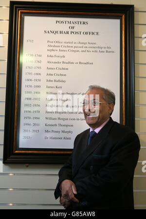 Manzoor Alam, 73, der neue Postmeister für das älteste Postamt der Welt, im Postamt Sanquhar in Dumfries und Galloway. Stockfoto