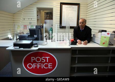 Manzoor Alam, 73, der neue Postmeister für das älteste Postamt der Welt, hinter dem Schalter im Sanquhar-Postamt in Dumfries und Galloway. Stockfoto