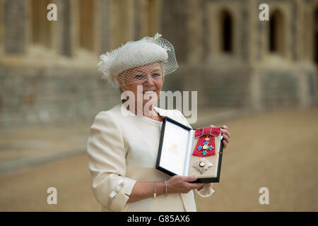 Die ehemalige Chefin der National Lottery, Dame Dianne Thompson, wurde von der Prinzessin Royal zur Dame Commander ernannt, in Anerkennung ihrer erfolgreichen 14-jährigen Amtszeit als Chief Executive von Camelot bei einer Investiturfeier im Schloss Windsor. Stockfoto