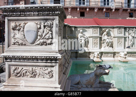 Fonte Gaia Piazza del Campo Siena. Ersten Brunnen wurde im 1342, erbaut, seit 1419 die tatsächlichen Aspekt übernommen. Stockfoto