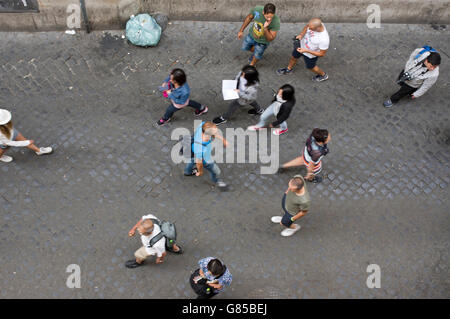 Rom, Italien - 17. Juni 2016: Lungaretta Straße in Trastevere Fußgängerzone Passanten. Stockfoto