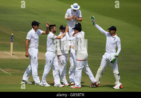 Der englische Mark Wood (zweiter links) feiert mit seinen Teamkollegen, nachdem er am zweiten Tag des zweiten Investec Ashes Tests in Lord's, London, das Dickicht des australischen Michael Clarke (nicht abgebildet) genommen hat. Stockfoto