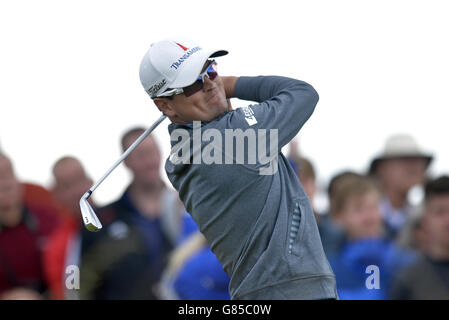 Golf - The Open Championship 2015 - Tag Zwei - St Andrews. Der US-Amerikaner Zach Johnson schlägt am zweiten Tag der Open Championship 2015 in St Andrews, Fife, den 10. Ab. Stockfoto