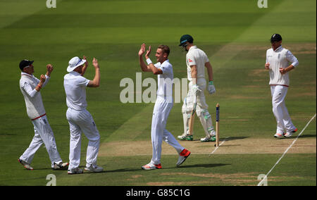 Der englische Stuart Broad (Mitte) feiert das Bestehen des australischen Adam Voges am zweiten Tag des zweiten Investec Ashes Tests in Lord's, London. Stockfoto