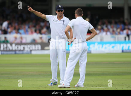 England Kapitän Alastair Cook spricht mit Teamkollege Mark Wood während des zweiten Investec Ashes Tests in Lord's, London. Stockfoto