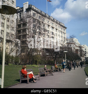 Victoria Embankment Gardens in London mit dem Savoy Hotel. Stockfoto
