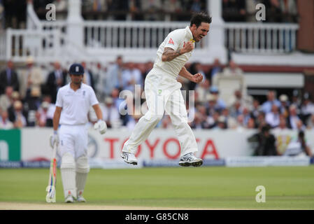 Australien Bowler Mitchell Johnson feiert die Einnahme Wicket von England Batsman Joe Root während des zweiten Tages der Investec Ashes Test in Lord's, London . Stockfoto