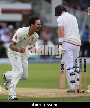 Australien Bowler Mitchell Johnson feiert das Wicket von England Batsman Joe Root während des zweiten Tages des zweiten Investec Ashes Test in Lord's, London. Stockfoto