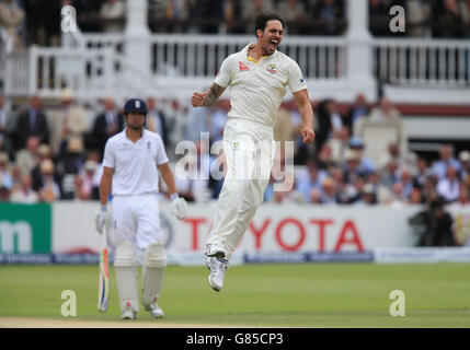 Australien Bowler Mitchell Johnson feiert das Wicket von England Batsman Joe Root während des zweiten Tages des zweiten Investec Ashes Test in Lord's, London. Stockfoto