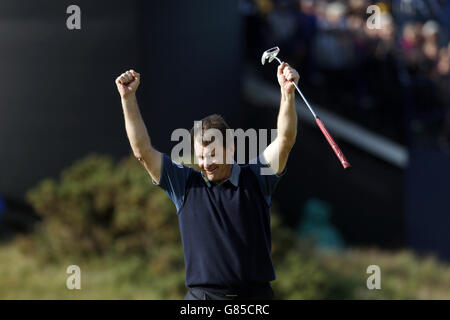 Der englische Sir Nick Faldo feiert am zweiten Tag der Open Championship 2015 in St. Andrews, Fife, sein Birdie am 17. Green. Stockfoto