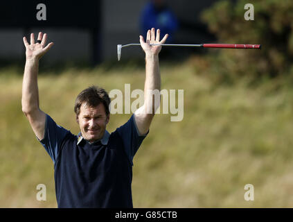 Englands Sir Nick Faldo feiert sein Birdie am 17. Tag der Open Championship 2015 in St Andrews, Fife. Stockfoto