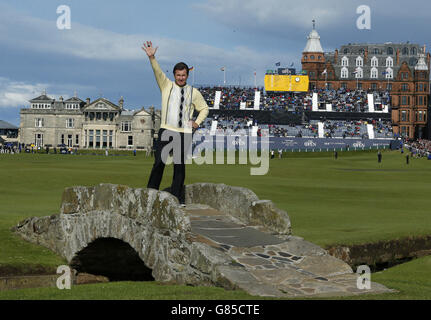 Der englische Sir Nick Faldo posiert am zweiten Tag der Open Championship 2015 in St. Andrews, Fife, auf der Swilcan Bridge. Stockfoto