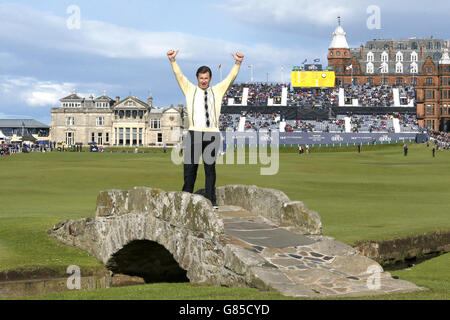 Der englische Sir Nick Faldo begrüßt die Menge, als er am zweiten Tag der Open Championship 2015 in St. Andrews, Fife, auf der Swilcan Bridge steht. Stockfoto