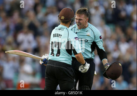 Cricket - NatWest t20 Blast - Southern Division - Surrey V Somerset - The Kia Oval. Jason Roy von Surrey feiert sein 100 Stockfoto