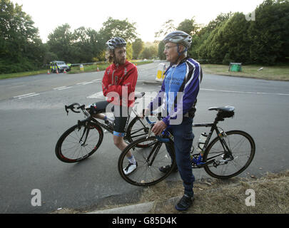 Vater Richard Klose (rechts) und sein Sohn und Edward Klose, Mitglieder des Worthing Excelsior Cycling Club, zollen ihren Respekt in der Nähe der Szene, wo der Autofahrer Don Lock, der auch etwa 50 Jahre Mitglied des Clubs war, erstochen und getötet wurde, in Findon, West Sussex. Stockfoto