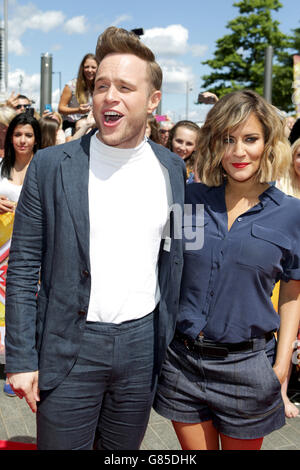 Olly Murs und Caroline Flack kommen für die X Factor Auditions in der SSE Arena in Wembley, London. Stockfoto