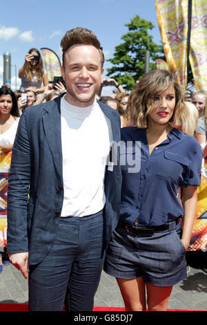 Olly Murs und Caroline Flack kommen für die X Factor Auditions in der SSE Arena in Wembley, London. Stockfoto