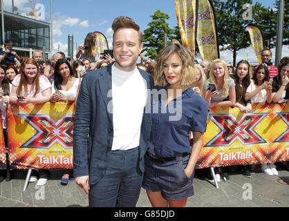 Olly Murs und Caroline Flack kommen für die X Factor Auditions in der SSE Arena in Wembley, London. Stockfoto