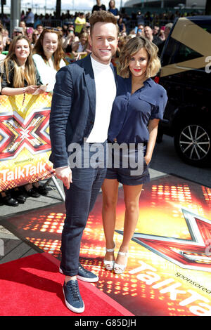 Olly Murs und Caroline Flack kommen für die X Factor Auditions in der SSE Arena in Wembley, London. Stockfoto