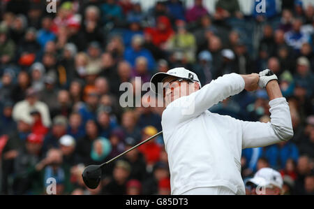 Der US-Amerikaner Zach Johnson schlägt am fünften Tag der Open Championship 2015 in St Andrews, Fife, den 17. Ab. Stockfoto