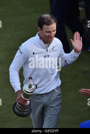 Der US-Amerikaner Zach Johnson feiert mit dem Claret Jug nach dem Gewinn der Open Championship 2015 in St Andrews, Fife. Stockfoto