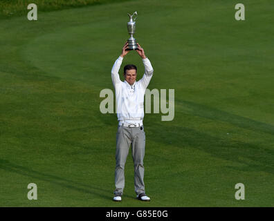 Golf - The Open Championship 2015 - Tag Fünf - St Andrews. Der US-Amerikaner Zach Johnson feiert mit dem Claret Jug nach dem Gewinn der Open Championship Stockfoto