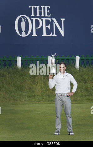 Der US-Amerikaner Zach Johnson feiert mit dem Claret Jug nach dem Gewinn der Open Championship 2015 in St Andrews, Fife. Stockfoto