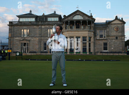 Golf - The Open Championship 2015 - Tag Fünf - St Andrews. Der US-Amerikaner Zach Johnson feiert mit dem Claret Jug nach dem Gewinn der Open Championship in St Andrews, Fife. Stockfoto