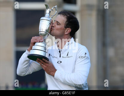 Golf - The Open Championship 2015 - Tag Fünf - St Andrews. Der US-Amerikaner Zach Johnson feiert mit dem Claret Jug nach dem Gewinn der Open Championship in St Andrews, Fife. Stockfoto