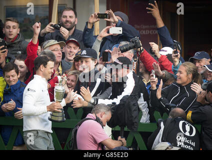 Der US-Amerikaner Zach Johnson mit dem Claret Jug feiert mit Mitgliedern der Öffentlichkeit nach dem Gewinn der Open Championship 2015 in St Andrews, Fife. Stockfoto