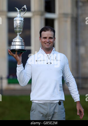 Golf - The Open Championship 2015 - Tag Fünf - St Andrews. Der US-Amerikaner Zach Johnson feiert mit dem Claret Jug nach dem Gewinn der Open Championship in St Andrews, Fife. Stockfoto