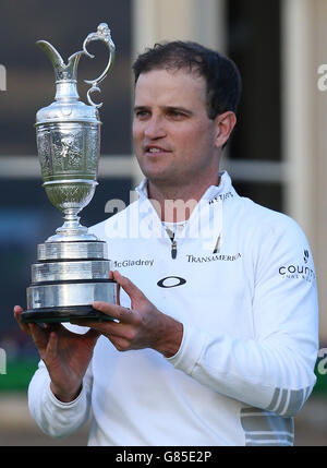 Golf - The Open Championship 2015 - Tag Fünf - St Andrews. Der US-Amerikaner Zach Johnson feiert mit dem Claret Jug nach dem Gewinn der Open Championship in St Andrews, Fife. Stockfoto