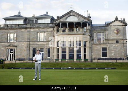 Der US-Amerikaner Zach Johnson feiert mit dem Claret Jug nach dem Gewinn der Open Championship 2015 in St Andrews, Fife. Stockfoto