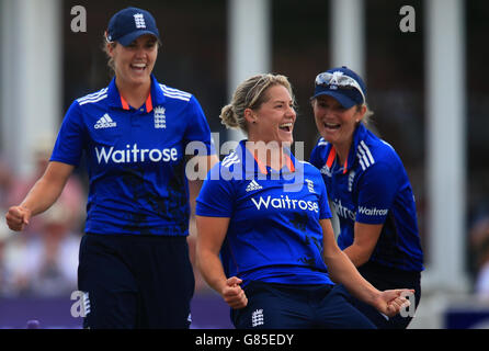 Englands Katherine Brunt feiert mit Natalie Sciver (links) und Captain Charlotte Edwards, nachdem sie die Australierin Jess Jonassen während des ersten One Day International of the Women's Ashes auf dem County Ground, Taunton, entlassen hatte. Bilddatum: Dienstag, 21. Juli 2015. Siehe PA Geschichte CRICKET England Frauen. Das Foto sollte lauten: Nick Potts/PA Wire. EINSCHRÄNKUNGEN: Nur für redaktionelle Zwecke. Keine kommerzielle Nutzung ohne vorherige schriftliche Zustimmung der EZB. Standbilder verwenden nur keine bewegten Bilder, um Broadcast zu emulieren. Keine Entfernung oder Verdunkelung von Sponsorlogos. Weitere Informationen erhalten Sie unter +44 (0)1158 447447 Stockfoto