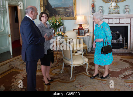 Königin Elizabeth II empfängt Jocelyn Roy-Vienneau und ihren Mann Ronald im Buckingham Palace in London nach ihrer Ernennung zum Leutnant-Governor von New Brunswick in Kanada. Stockfoto