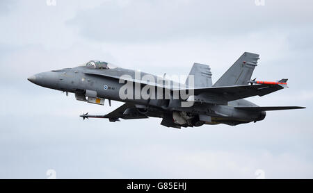 Eine McDonnell Douglas F-18C Hornet von der finnischen Luftwaffe während einer Ausstellung beim Royal International Air Tattoo in RAF Fairford, Gloucestershire Stockfoto