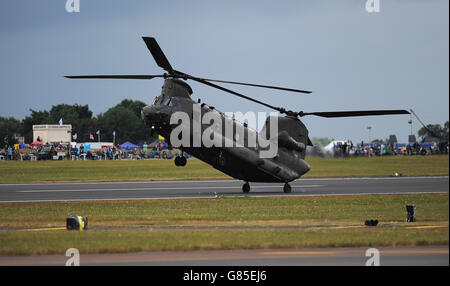 Ein RAF Chinook Hubschrauber während einer Ausstellung im Royal International Air Tattoo in RAF Fairford, Gloucestershire. Stockfoto