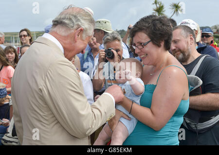 Der Prince oif Wales trifft den sechs Monate alten Richard Baskett und seine Mutter Linda auf einem Spaziergang auf St. Mary's während seiner Tour durch die Scilly Isles. Stockfoto