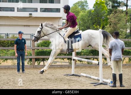 Ben Maher (links), Olympiasieger im Springreiten, gibt ein Coaching im Ebony Horse Club in Brixton, London. Stockfoto