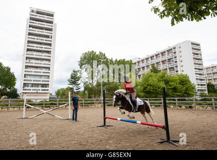 Ben Maher, Olympiasieger im Springreiten, gibt ein Coaching im Ebony Horse Club in Brixton, London. Stockfoto