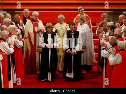 Reverend Dame Sarah Mullally (links) mit der Ehrwürdigen Rachel Treweek (rechts) nach der symbolischen Händezeremonie bei ihrer Bischofsweihe durch den Erzbischof von Canterbury Justin Welby (Mitte) bei einem Gottesdienst in der Kathedrale von Canterbury, Kent. Stockfoto