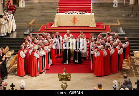 Die Hochwürden Dame Sarah Mullally (links) und die Ehrwürdige Rachel Treweek (rechts) applaudierten von den Bischöfen und der Gemeinde zu ihrer Bischofsweihe durch den Erzbischof von Canterbury Justin Welby (Mitte) bei einem Gottesdienst in der Kathedrale von Canterbury, Kent. Stockfoto