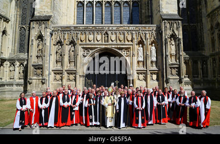 Der Erzbischof von Canterbury Justin Welby (Mitte) mit der Ehrwürdigen Rachel Treweek (Mitte rechts) und der Reverend Dame Sarah Mullally (Mitte links) posieren für Fotos nach ihrer Weihe als Bischöfe bei einem Gottesdienst in der Kathedrale von Canterbury, Kent. Stockfoto