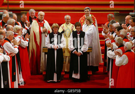 Reverend Dame Sarah Mullally (links) mit der Ehrwürdigen Rachel Treweek (rechts) nach der symbolischen Händezeremonie bei ihrer Bischofsweihe durch den Erzbischof von Canterbury Justin Welby (Mitte) bei einem Gottesdienst in der Kathedrale von Canterbury, Kent. Stockfoto