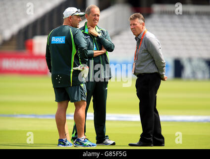 Cricket - Zweiter Investec Ashes Test - England gegen Australien - Australien Nets - Tag zwei - Lord's. L-R: Australischer Cheftrainer Darren Lehmann mit Team Doctor Peter Brukner und Chefselektor Rod Marsh Stockfoto