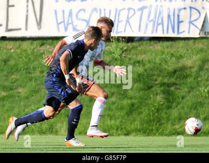 Fußball - Pre Season Friendly - Hertha BSC gegen Fulham - Athletic Arena Schladming. Peter Pekarik (Hertha BSC, #2) und Alexander Kacaniklic (FC Fulham, #11) Stockfoto