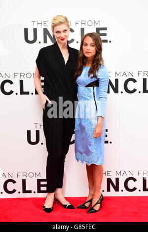 Alicia Vikander und Elizabeth Debicki bei der Fotoserie „man from U.N.C.L.E“, die am Roundtables in Claridges, London, stattfand. DRÜCKEN Sie VERBANDSFOTO. Bilddatum: Donnerstag, 23. Juli 2015. Bildnachweis sollte lauten: Ian West/PA Wire Stockfoto