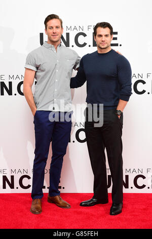 Armie Hammer und Henry Cavill nehmen an der Fotoserie „man from U.N.C.L.E“ Teil, die an Roundtables in Claridges, London, stattfand. DRÜCKEN SIE VERBANDSFOTO. Bilddatum: Donnerstag, 23. Juli 2015. Das Foto sollte lauten: Ian West/PA Wire Stockfoto