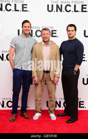 Armie Hammer, Guy Ritchie und Henry Cavill nahmen an der Fotoserie „man from U.N.C.L.E“ Teil, die an Roundtables in Claridges, London, stattfand. DRÜCKEN SIE VERBANDSFOTO. Bilddatum: Donnerstag, 23. Juli 2015. Das Foto sollte lauten: Ian West/PA Wire Stockfoto