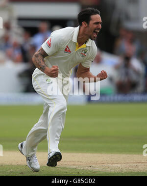 Australien Bowler Mitchell Johnson feiert das Wicket von England Batsman Joe Root, während Tag zwei des zweiten Investec Ashes Test in Lord's, London. Stockfoto